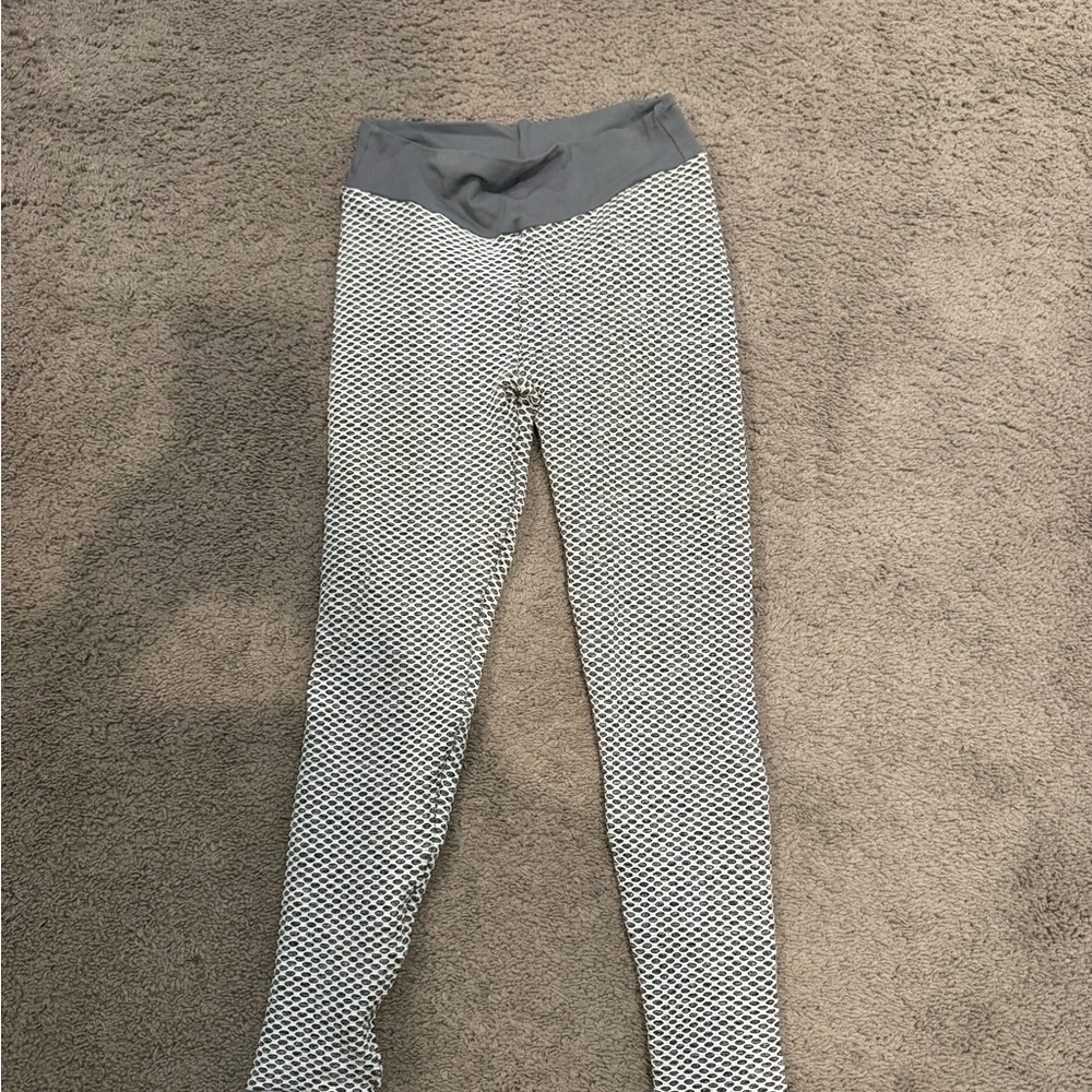 Tahira Gray and White Patterned Leggings